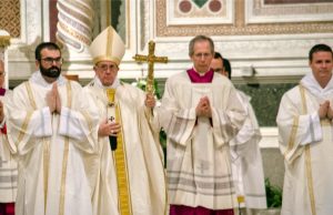 Immagine della messa, Papa con fra Luca e fra Philip Mulryne