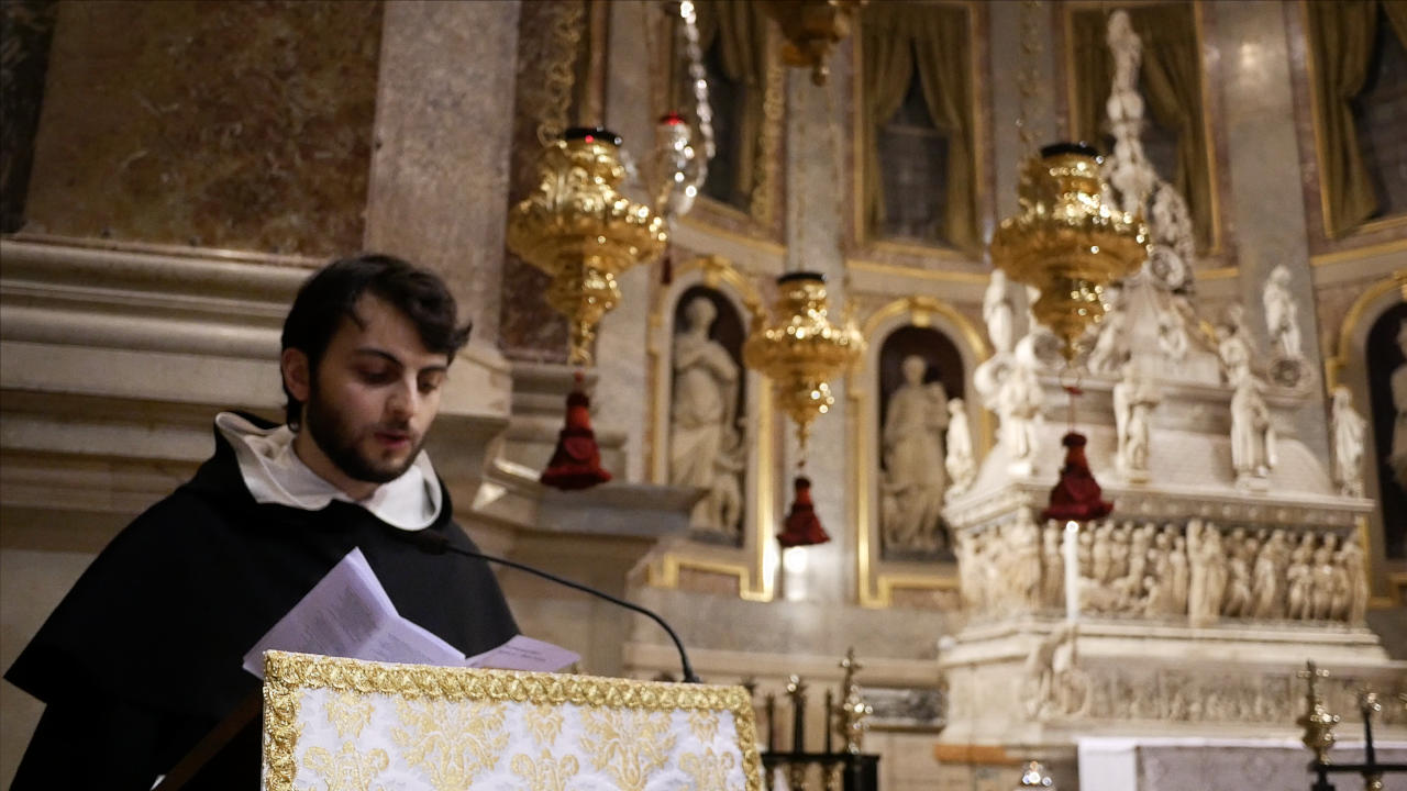 Frate che canta all'Arca di San Domenico