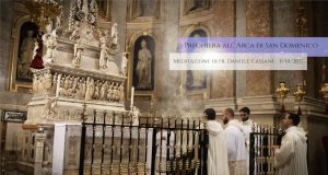 Un momento della preghiera all'Arca di San Domenico