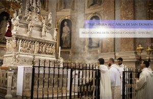 Un momento della preghiera all'Arca di San Domenico