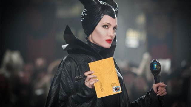 Malefica riceve una busta con una lettera