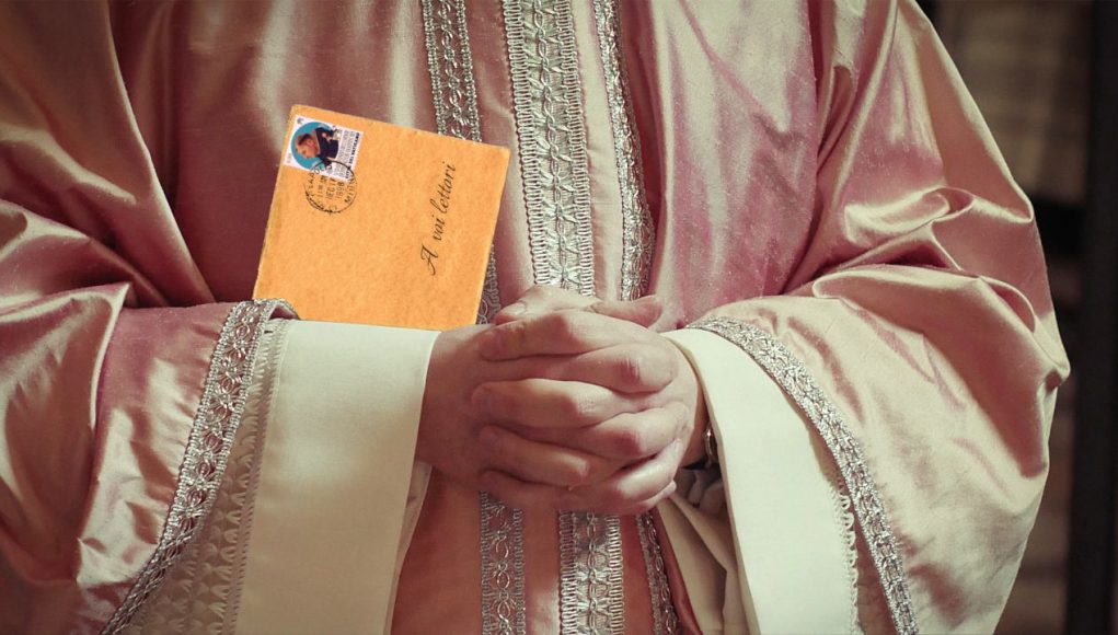 Un sacerdote con paramento liturgico rosa porta con se una lettera per voi lettori