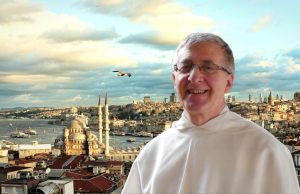 Padre Antonio Visentin OP, nello sfondo la città di Istanbul