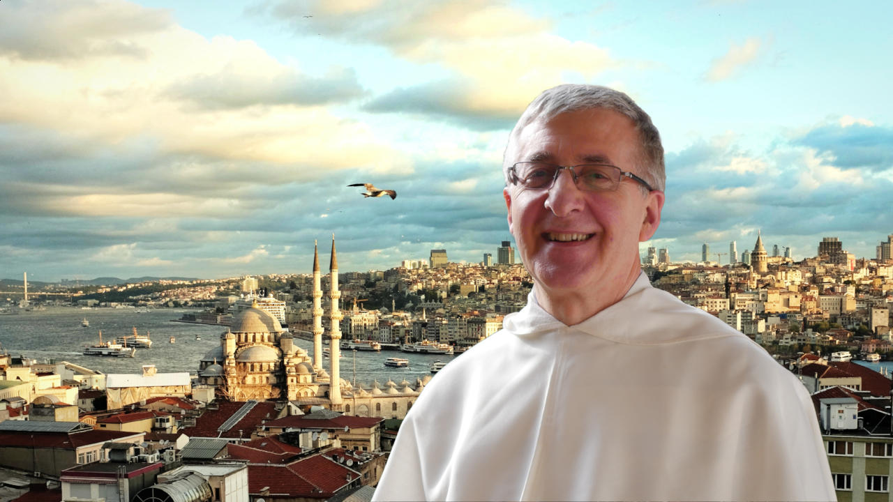 Padre Antonio Visentin OP, nello sfondo la città di Istanbul