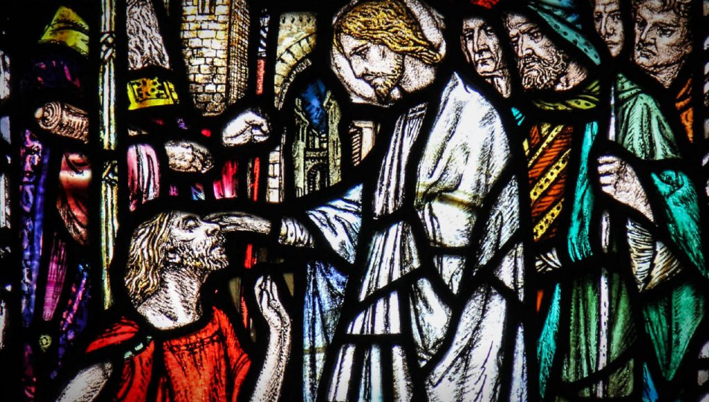 Gesù guarisce cieco, Vetrata di Douglas Strachan, chiesa della Santa Trinità, S. Andrea