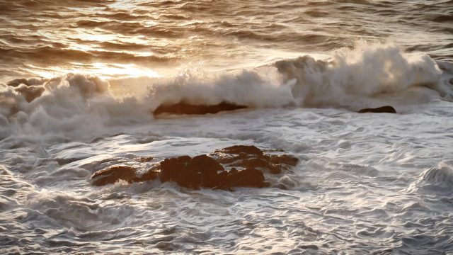 sea_of_Livorno Onde si infragono sugli scogli. Mar Tirreno.
