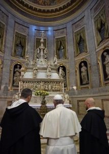 Papa Francesco insieme a due domenicani davanti all'Arca di San Domenico