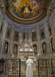 Papa Francesco prega davanti all'Arca di San Domenico