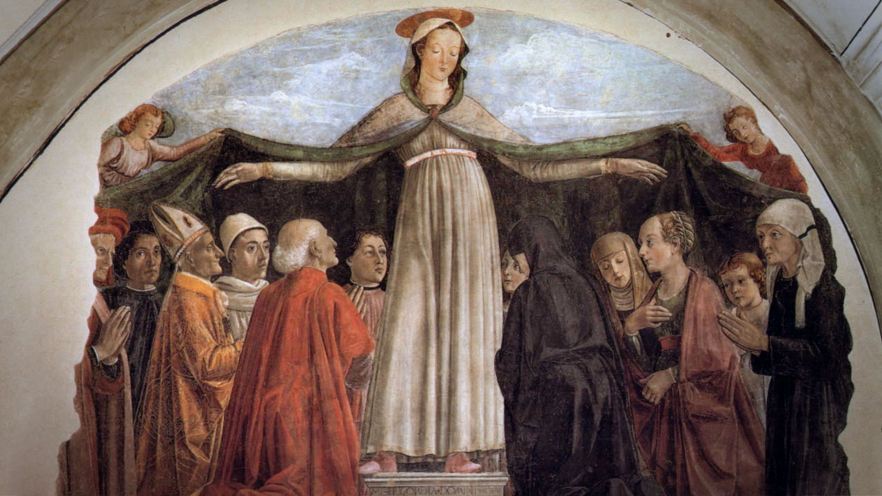 La Madonna della misericordia accoglie tutti sotto il suo manto