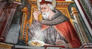 Sant'Ambrogio mangia un piatto di risotto al pesce persico