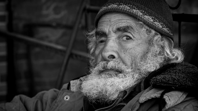 Senzatetto guarda in modo meravigliato l'osservatore