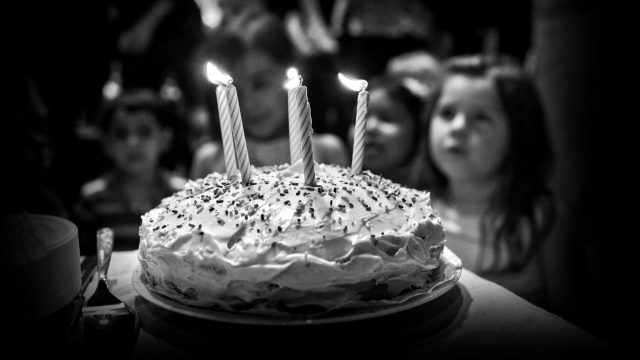 Lark's Birthday - Brian Geltner Festa di compleanno davanti ad una torta