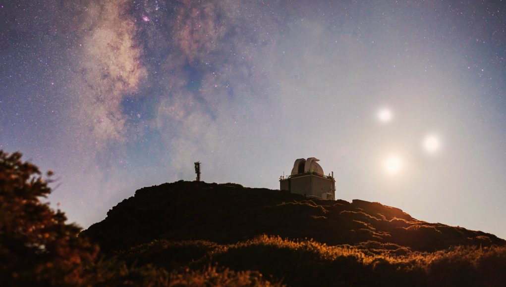 Un'osservatorio punta al cielo, dove si vedono tre corpi celesti in evidenza