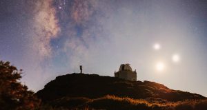 Un'osservatorio punta al cielo, dove si vedono tre corpi celesti in evidenza