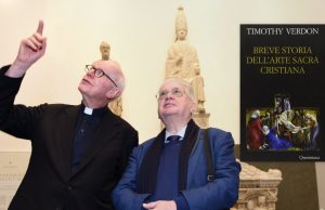 Mons. Timothy Verdon indica un'opera d'arte durante una visita turistica