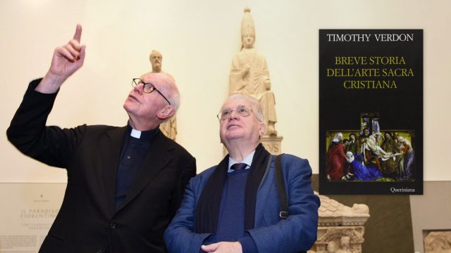 Mons. Timothy Verdon indica un'opera d'arte durante una visita turistica