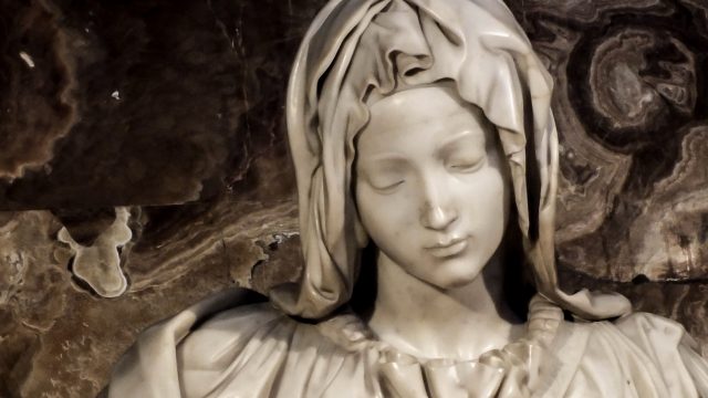 Madonna dalla statua di Michelangelo, la Pietà