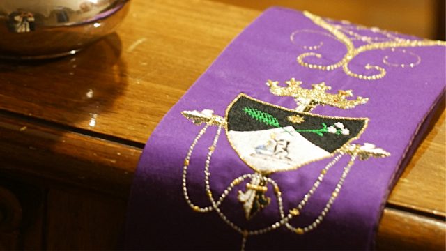 Una stola viola con stemma domenicano