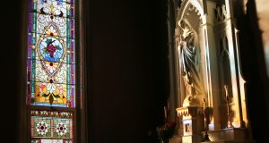 Madonna illuminata dalla luce naturale di una finestra