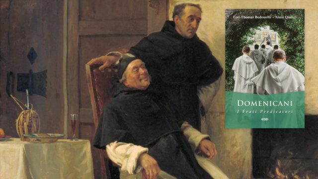 Due frati parlano con un bicchiere di vino sul tavolino