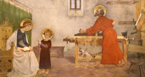 Gesù bambino guarda sua mamma mentre san Giuseppe lavora