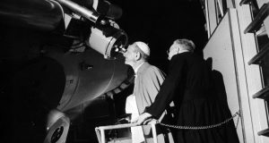 Paolo VI osserva la luna nella notte del primo allunaggio