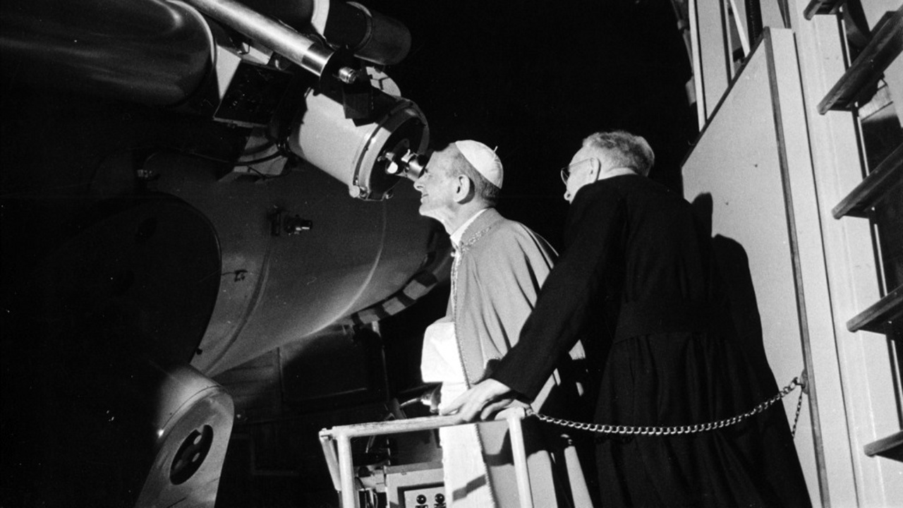 Paolo VI osserva la luna nella notte del primo allunaggio