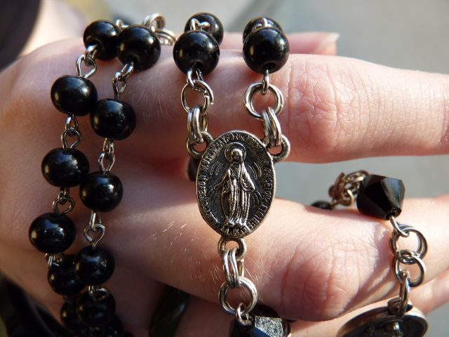 Rosario tra le mani