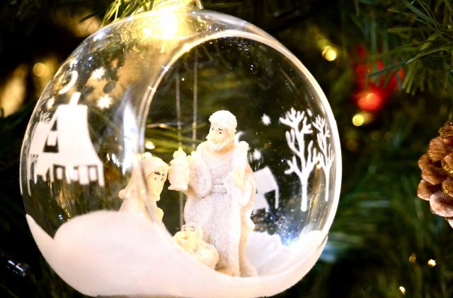 Pallina di vetro con la Sacra Famiglia